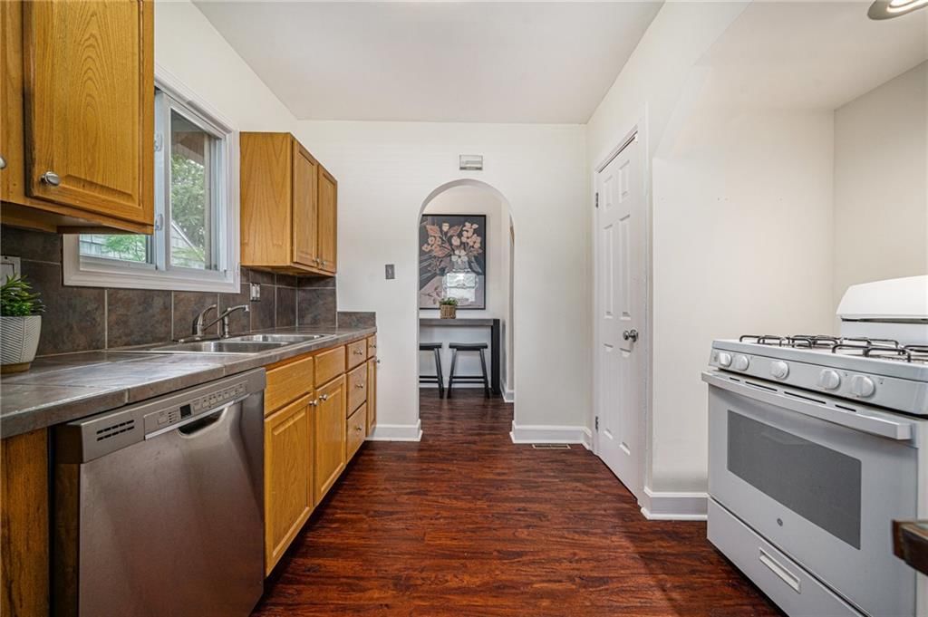 Photo 10 of 28 - 730 E 63rd Terrace