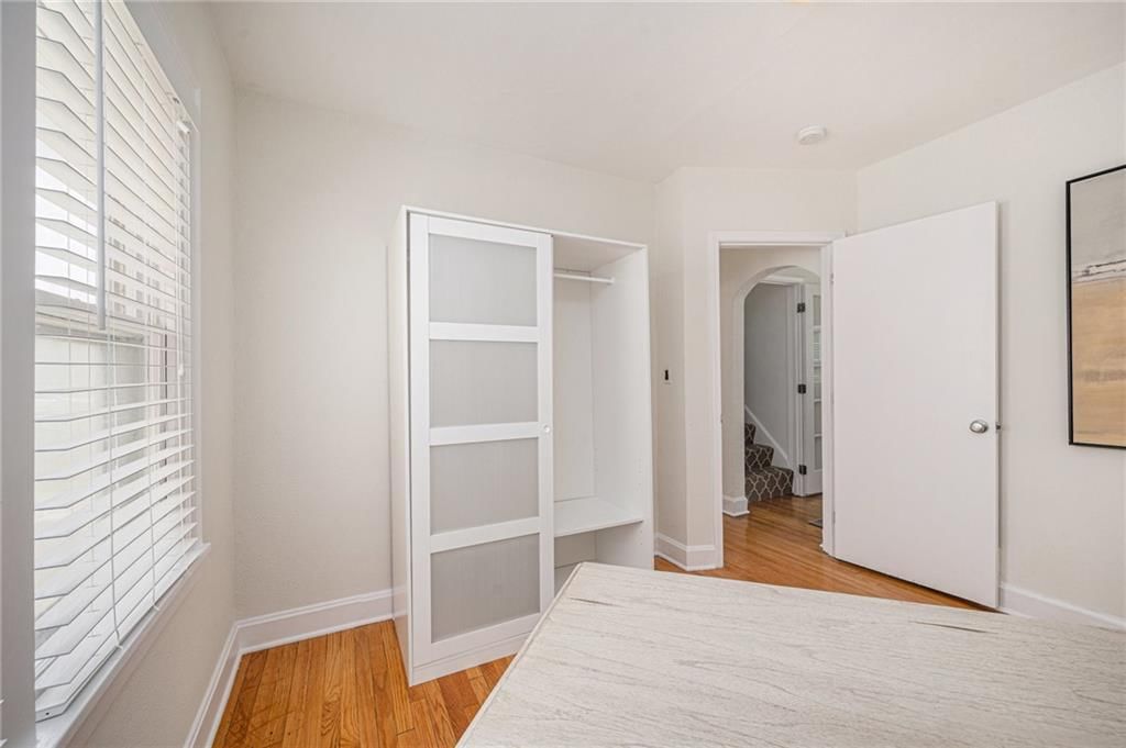 Photo 13 of 28 - 730 E 63rd Terrace