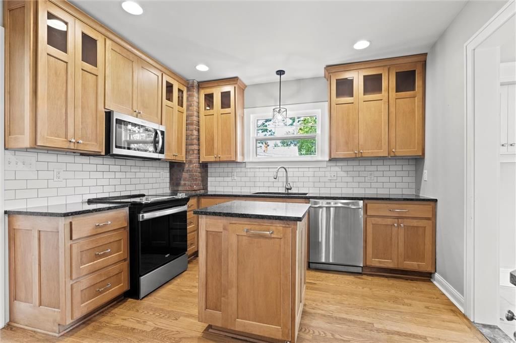 Photo 8 of 37 - 1535 W 75th Street