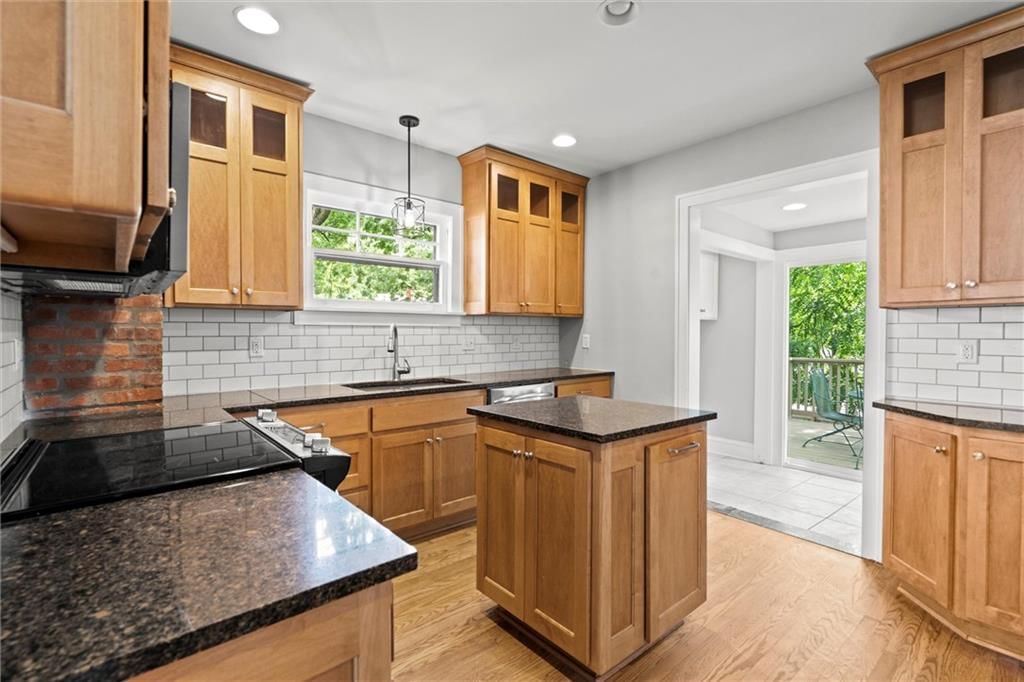 Photo 9 of 37 - 1535 W 75th Street