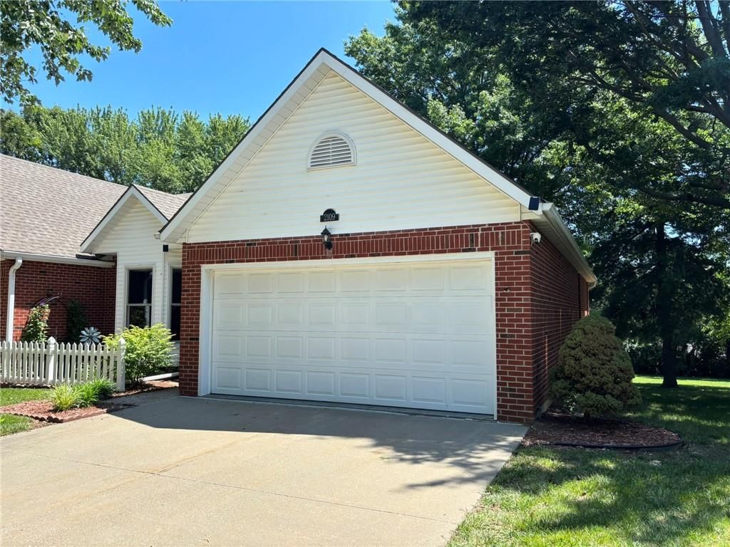 Photo 2 of 47 - 2109 Berkshire Drive