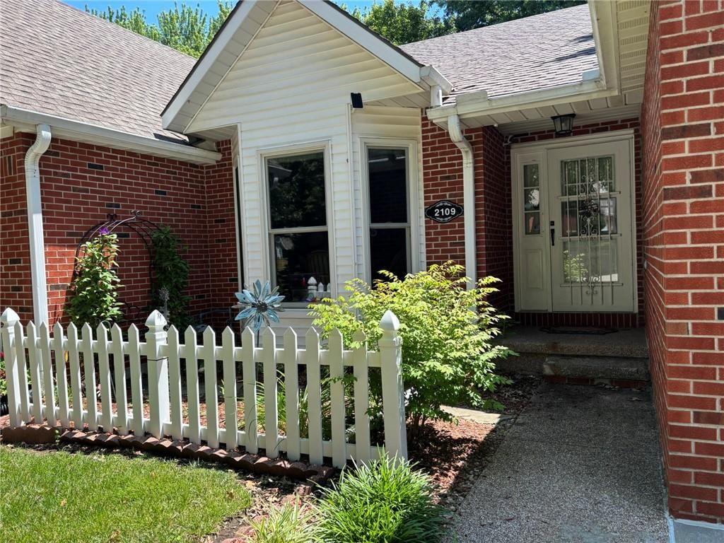 Photo 3 of 47 - 2109 Berkshire Drive
