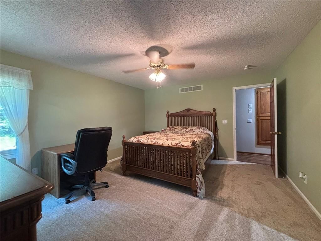 Photo 18 of 47 - 2109 Berkshire Drive