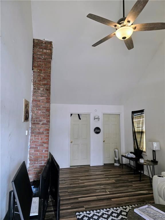 Photo 3 of 12 - 5833 Jackson Avenue