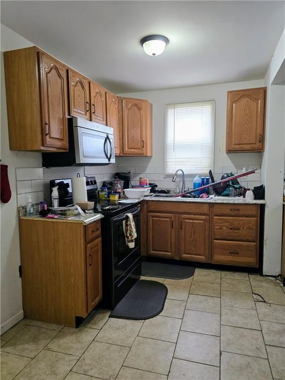 Photo 4 of 12 - 5833 Jackson Avenue