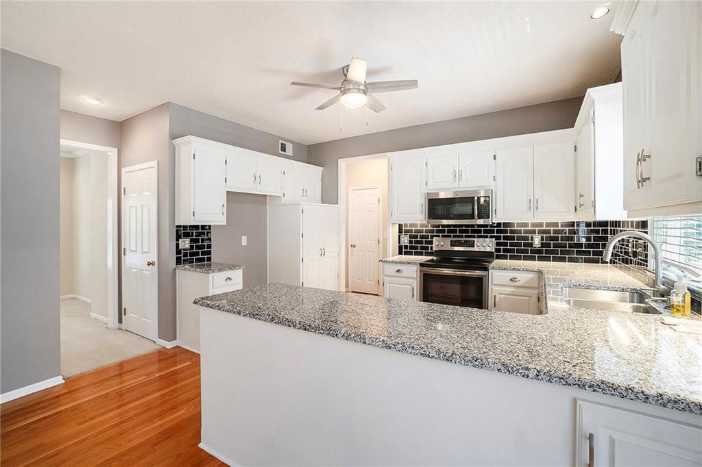Photo 10 of 35 - 5305 W 155th Terrace