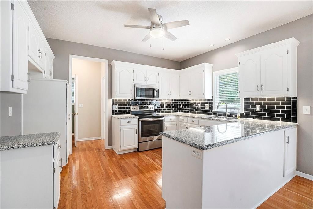 Photo 11 of 35 - 5305 W 155th Terrace
