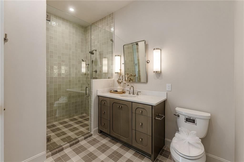 Photo 28 of 35 - 10800 N Ewing Avenue, Kansas City, MO 64156