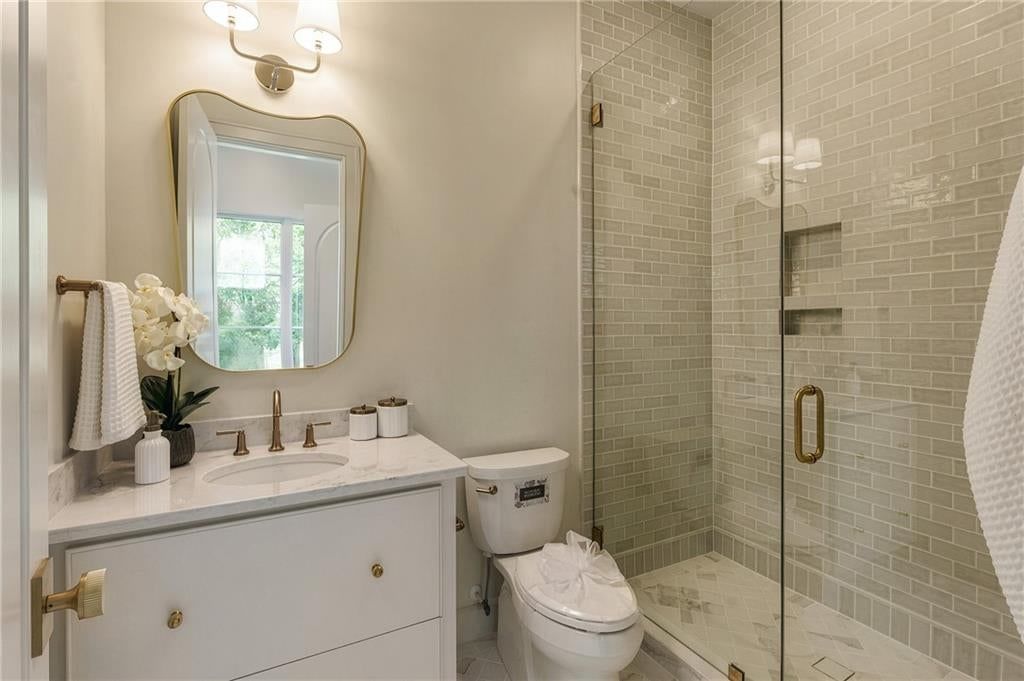 Photo 31 of 35 - 10800 N Ewing Avenue, Kansas City, MO 64156
