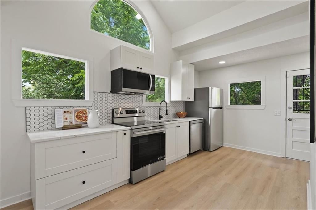Photo 9 of 27 - 4527 N Bellefontaine Avenue