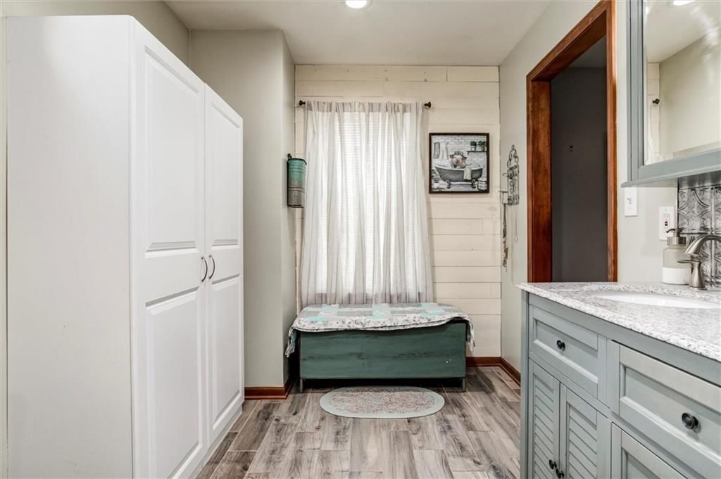 Photo 10 of 36 - 2380 Neill Parkway