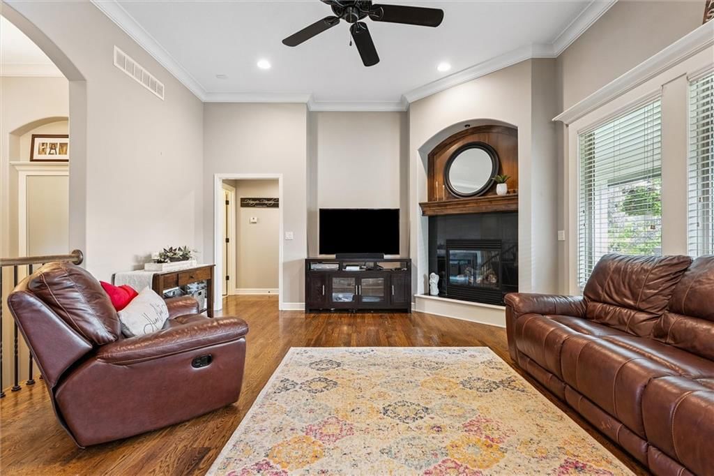 Photo 10 of 40 - 18501 S Butternut Street W
