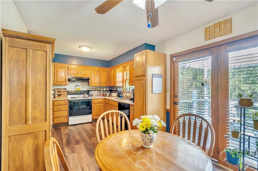 Photo 11 of 35 - 6708 N St Clair Avenue