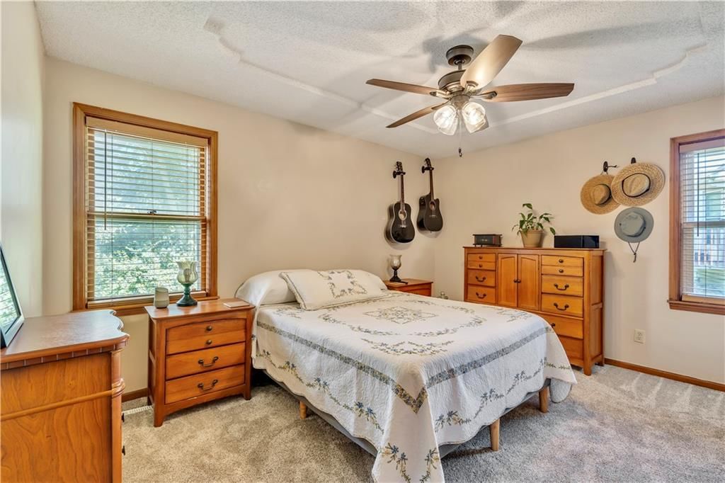 Photo 12 of 35 - 6708 N St Clair Avenue