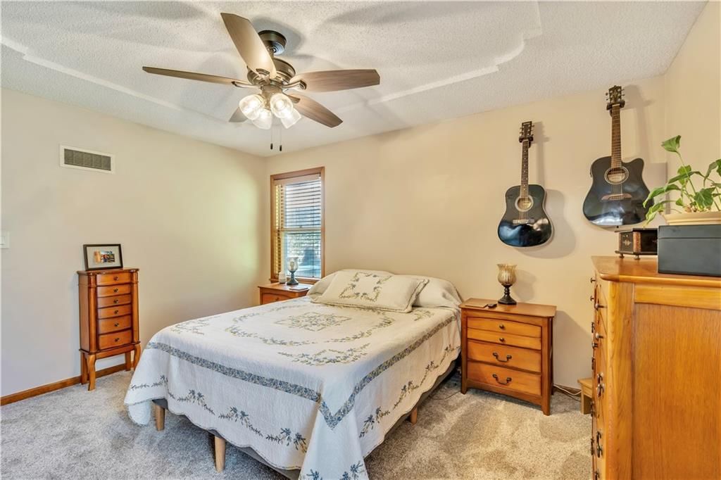 Photo 13 of 35 - 6708 N St Clair Avenue