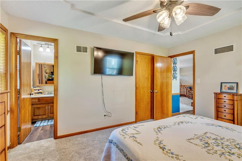 Photo 14 of 35 - 6708 N St Clair Avenue