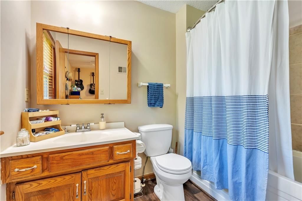 Photo 15 of 35 - 6708 N St Clair Avenue
