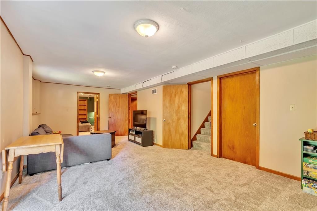 Photo 22 of 35 - 6708 N St Clair Avenue