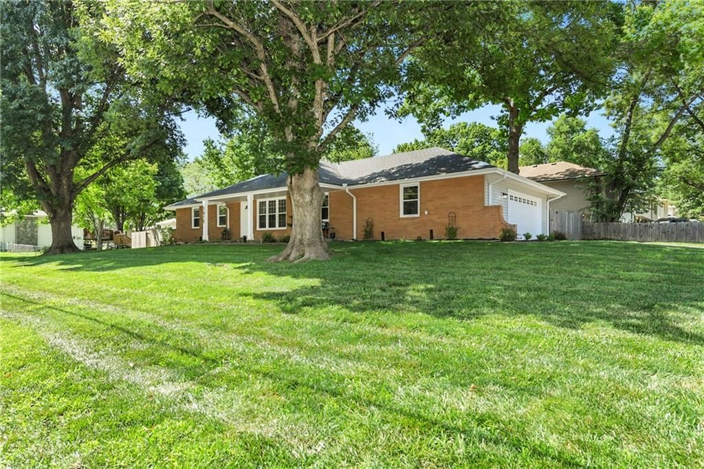 Photo 4 of 42 - 1410 Vilas Street