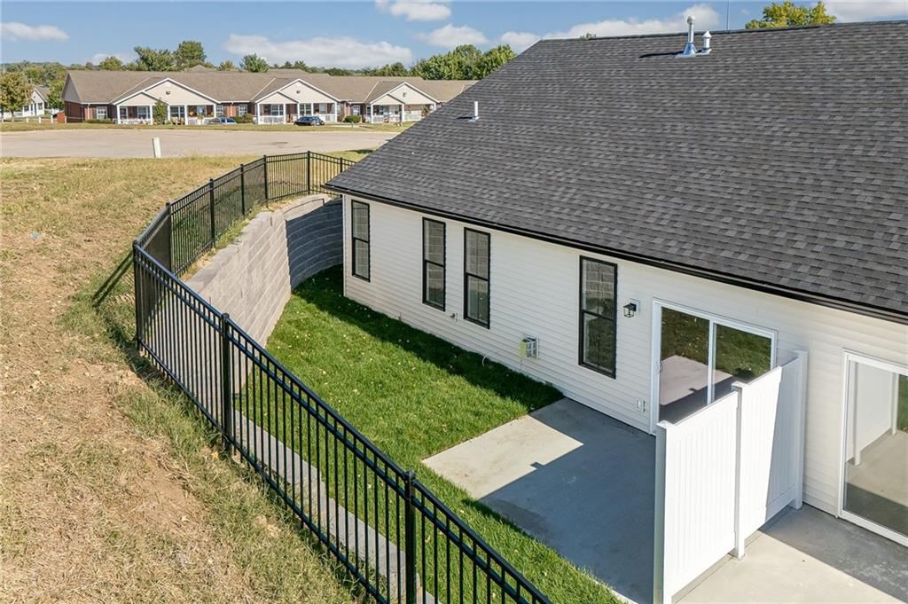 1404 Country Court — photo 34