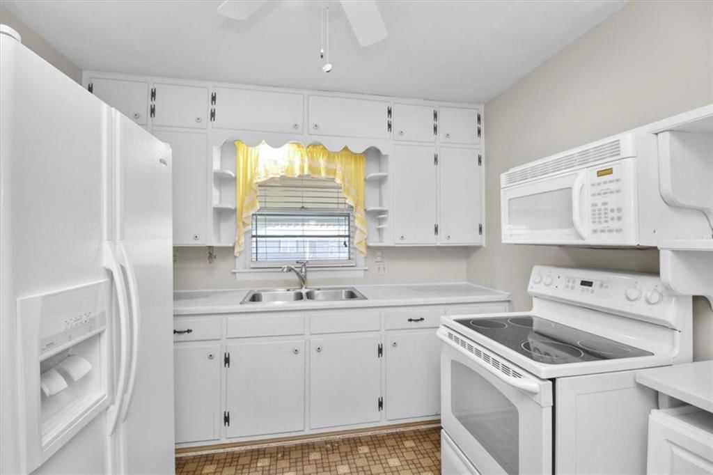 Photo 11 of 32 - 811 NW B Street