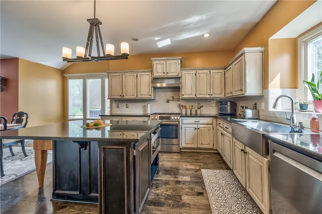 Photo 11 of 31 - 21710 W 60th Street