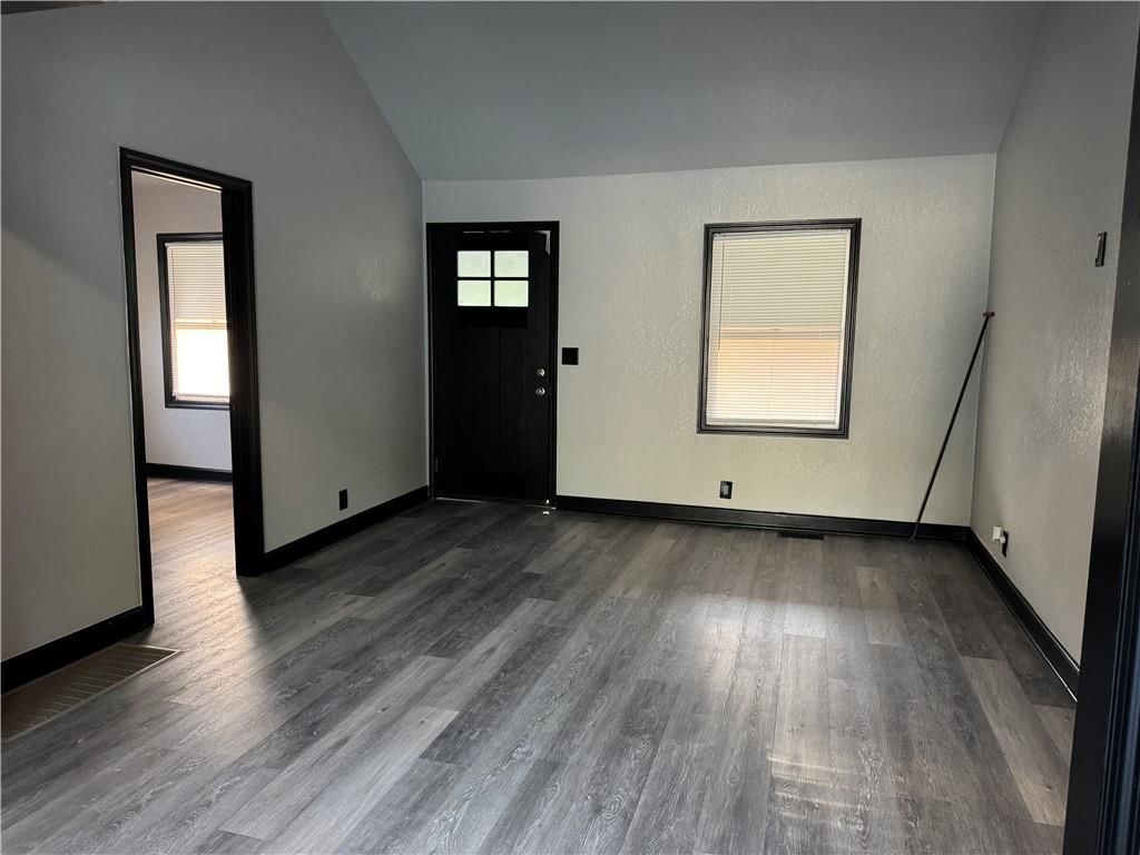 Photo 11 of 27 - 10415 Raytown Road