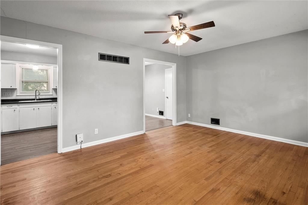 Photo 5 of 27 - 4740 Cedar Avenue