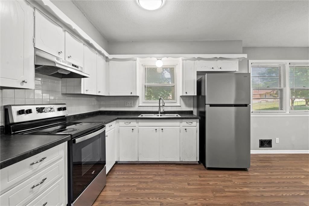 Photo 8 of 27 - 4740 Cedar Avenue
