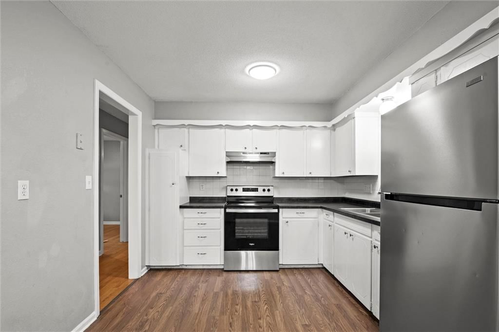 Photo 9 of 27 - 4740 Cedar Avenue