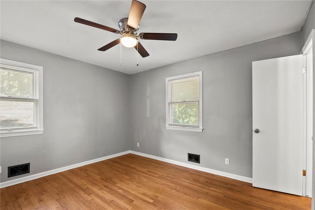Photo 11 of 27 - 4740 Cedar Avenue