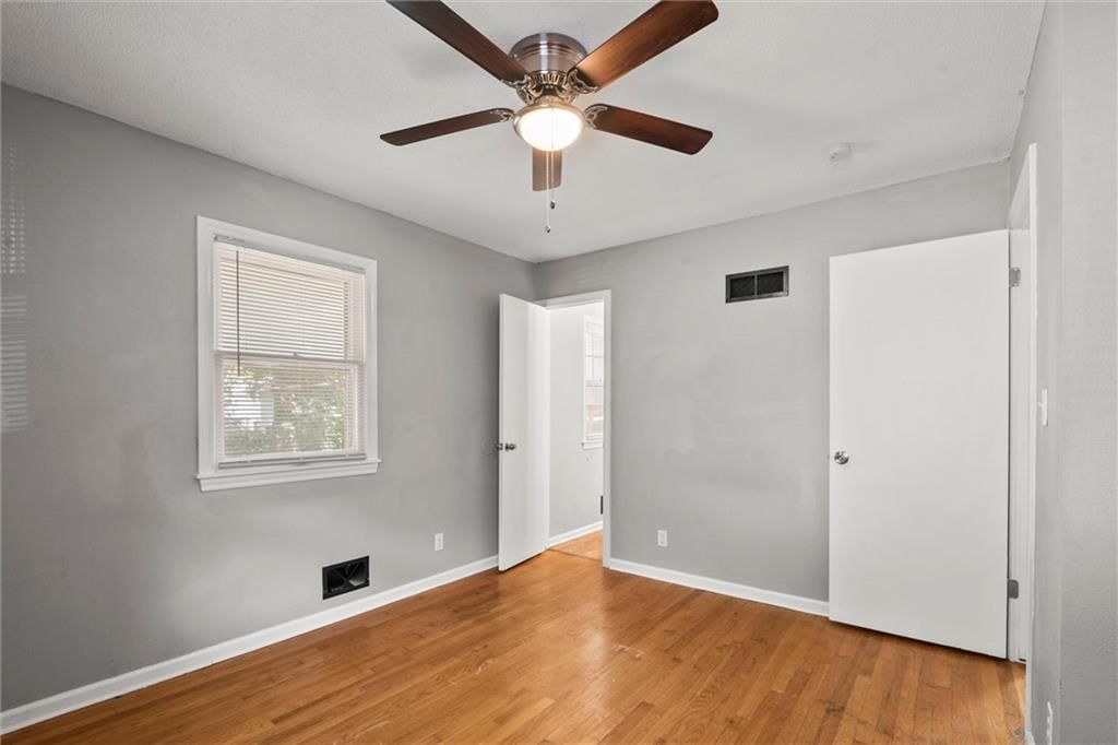 Photo 12 of 27 - 4740 Cedar Avenue