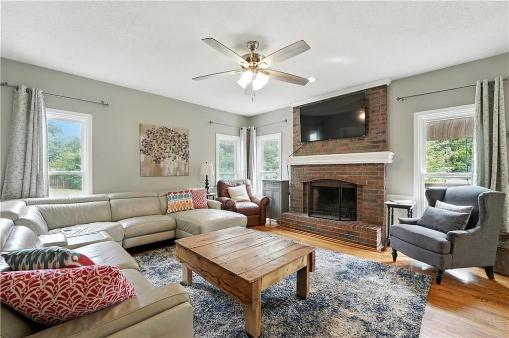 Photo 10 of 49 - 2503 WINDWOOD Drive