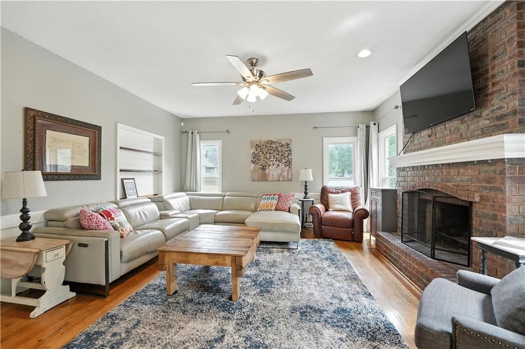 Photo 11 of 49 - 2503 WINDWOOD Drive