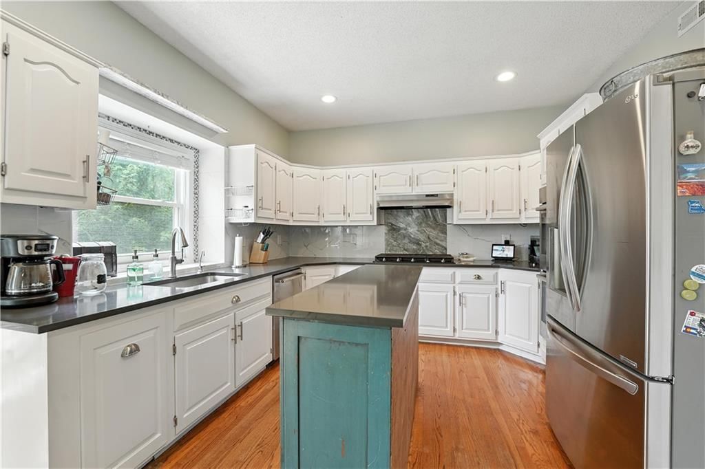 Photo 16 of 49 - 2503 WINDWOOD Drive