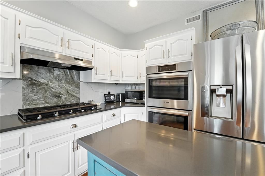 Photo 18 of 49 - 2503 WINDWOOD Drive