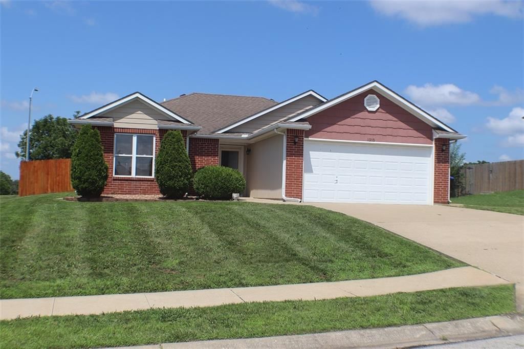 1215 Foxridge Drive — photo 1