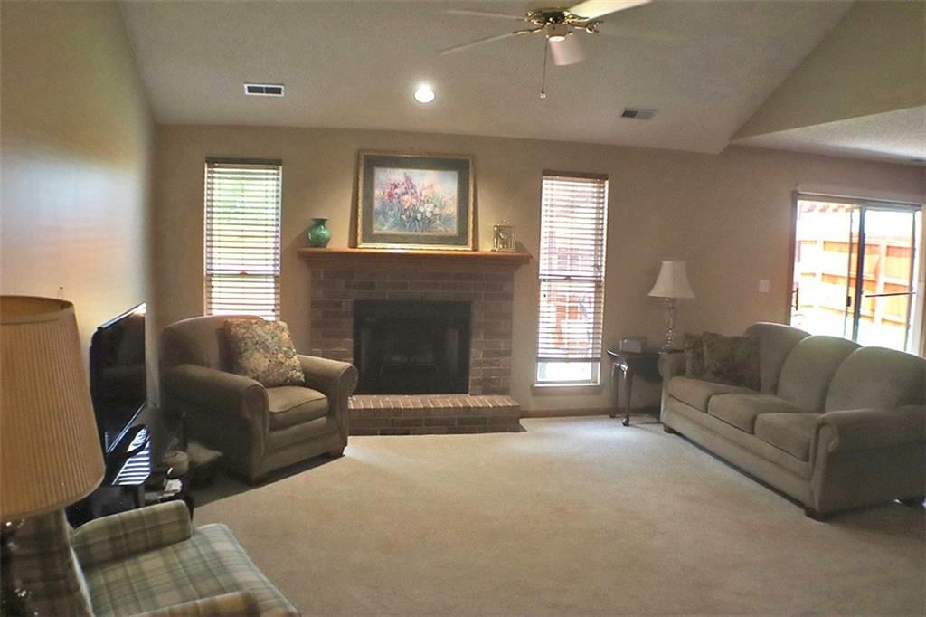 1215 Foxridge Drive — photo 3