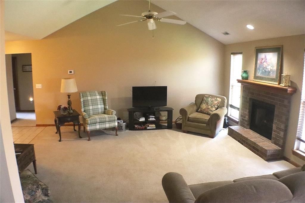 1215 Foxridge Drive — photo 4