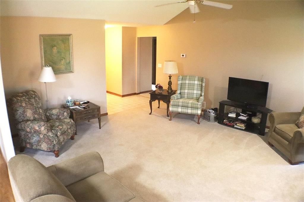 1215 Foxridge Drive — photo 5