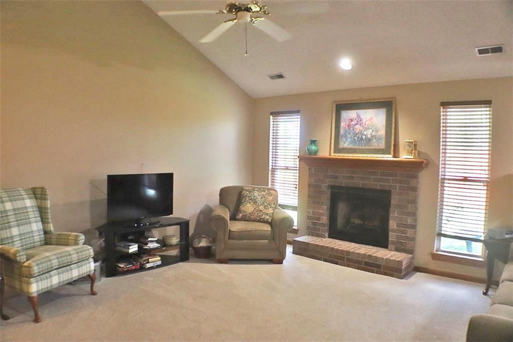 1215 Foxridge Drive — photo 9