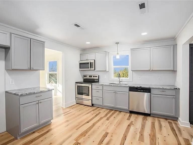 Photo 5 of 17 - 1743 S 49 Street