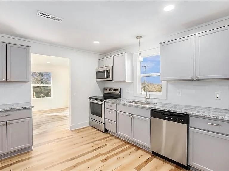 Photo 6 of 17 - 1743 S 49 Street
