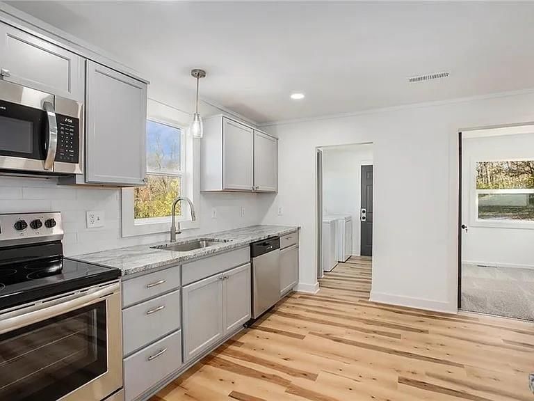 Photo 7 of 17 - 1743 S 49 Street