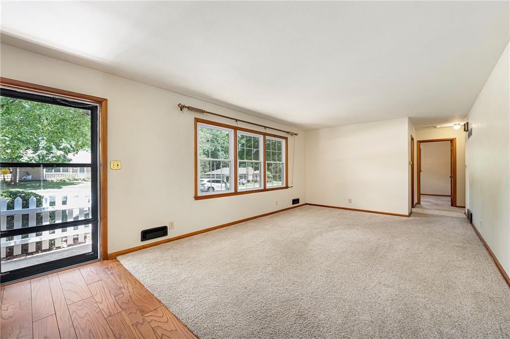 Photo 4 of 21 - 8201 W 89th Street