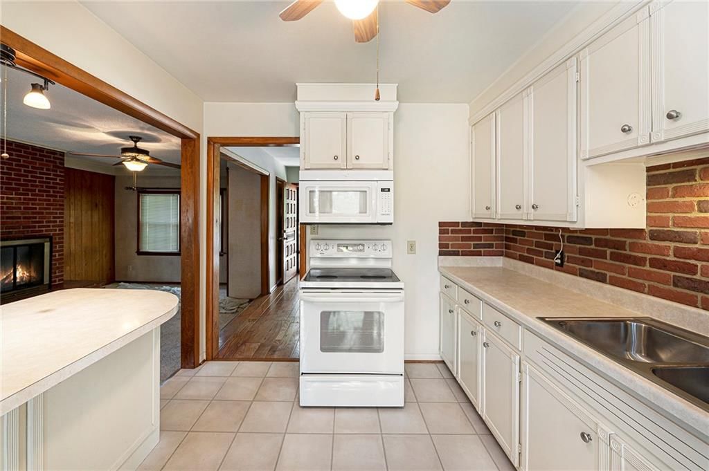 Photo 7 of 21 - 8201 W 89th Street