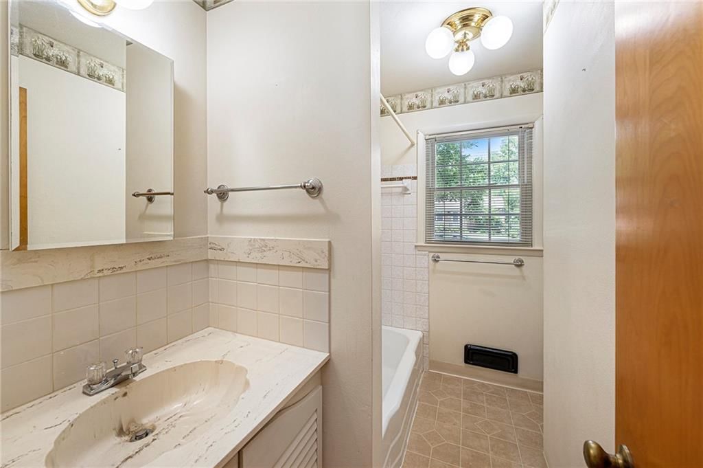 Photo 13 of 21 - 8201 W 89th Street