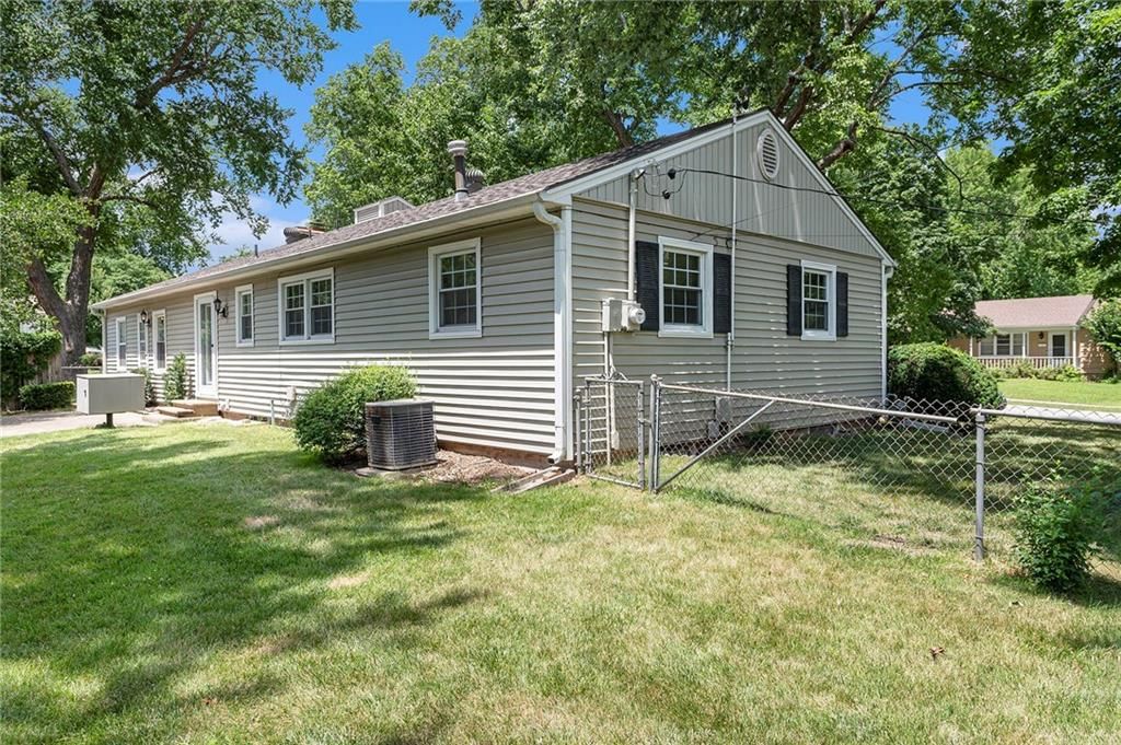 Photo 17 of 21 - 8201 W 89th Street