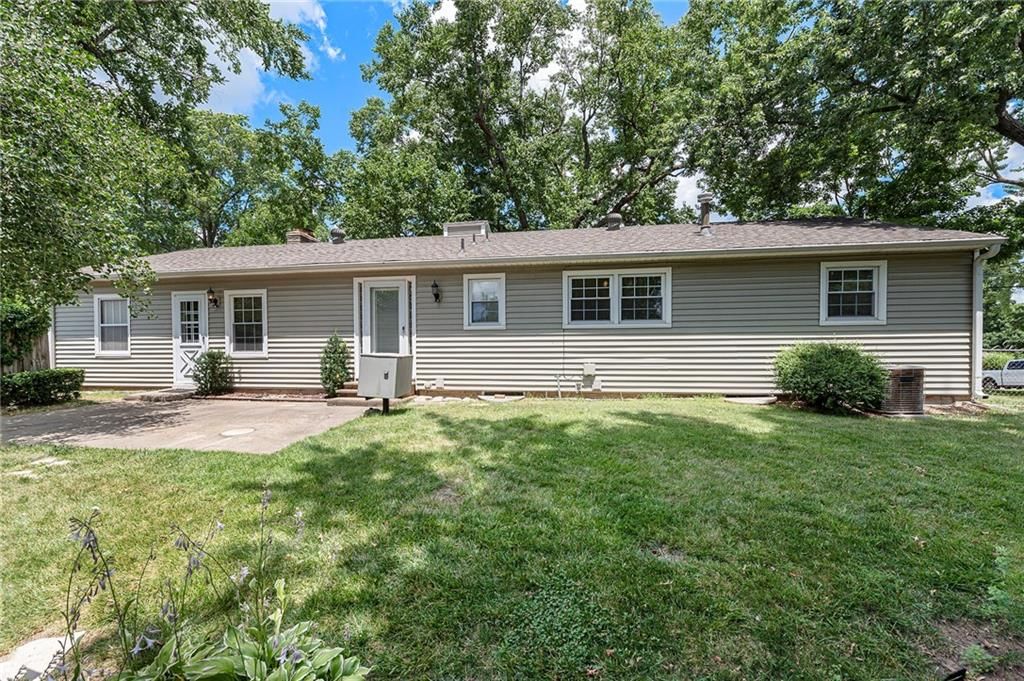 Photo 18 of 21 - 8201 W 89th Street