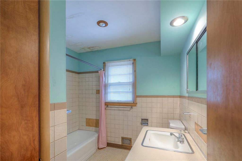 Photo 14 of 40 - 8901 McGee Street